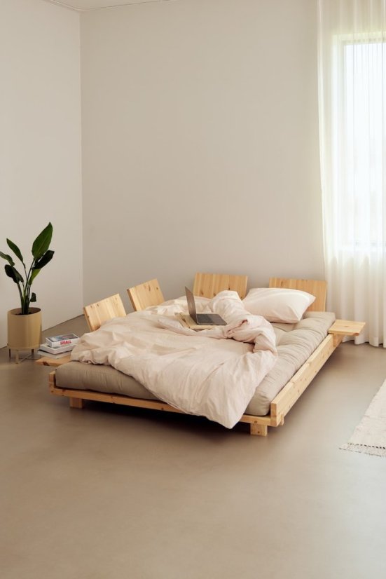 SOCIAL SOFA natural pine (pohovka z borovice) - rozmer: 140x200x15 cm + 2 opěrná čela a 2 boční stolíky, farba futonu: mocca 755, farba: natural (lak)