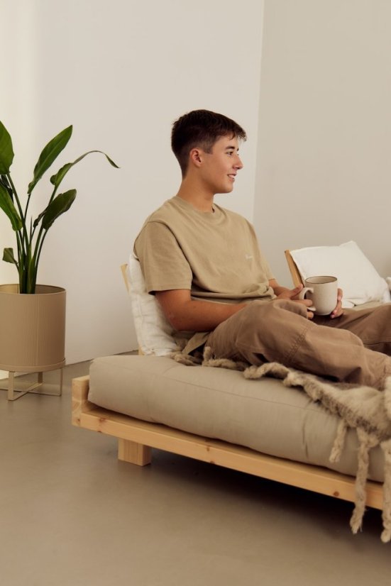 SOCIAL SOFA natural pine (pohovka z borovice) - rozmer: 140x200x15 cm + 2 opěrná čela a 2 boční stolíky, farba futonu: mocca 755, farba: natural (lak)