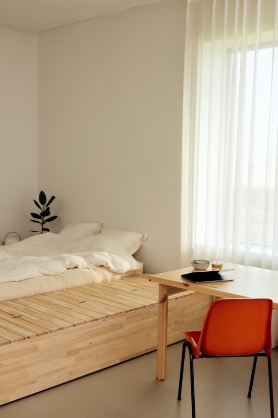 BASEMENT BED natural pine (posteľ z borovice) - rozmer: 226x242x41 cm, farba: natural (lak)